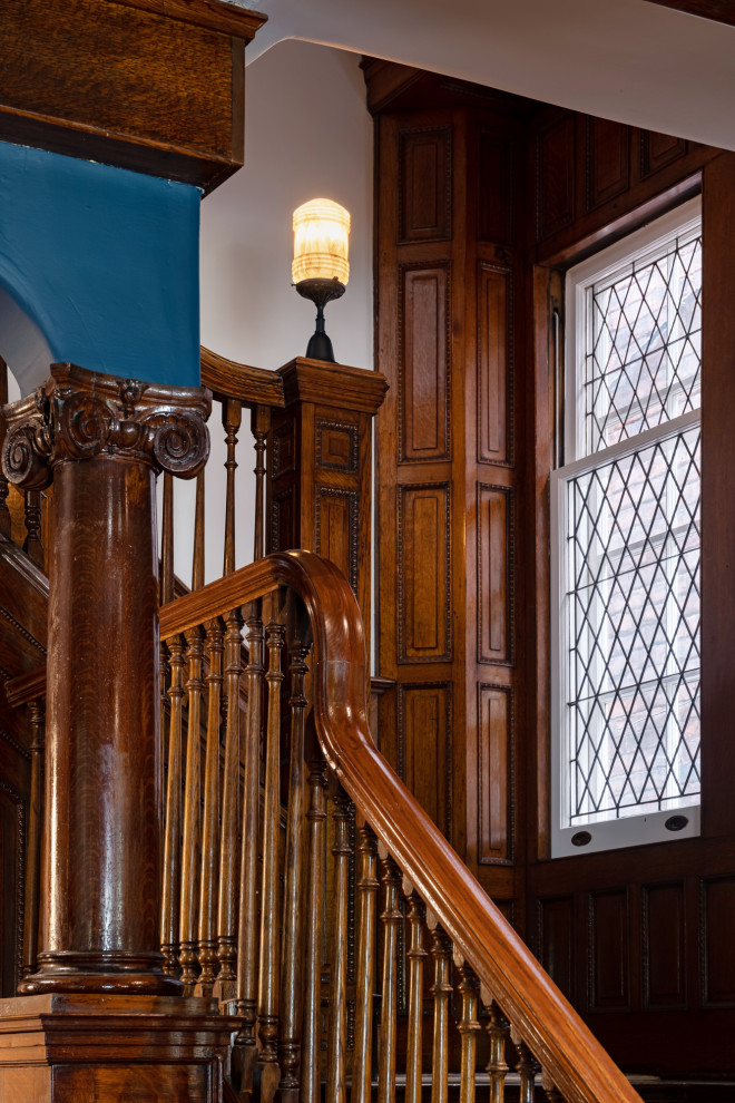 Источник вдохновения для домашнего уюта: большое фойе в классическом стиле с синими стенами, темным паркетным полом, одностворчатой входной дверью, входной дверью из дерева среднего тона, балками на потолке и панелями на стенах