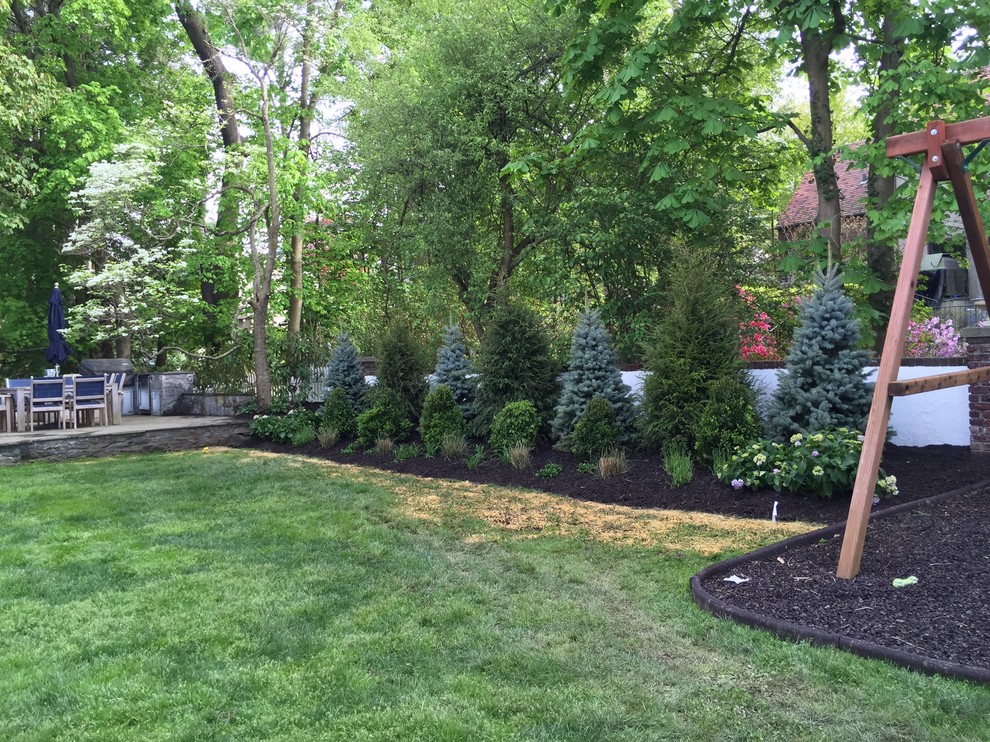 Design ideas for a mid-sized traditional backyard shaded garden in New York with gravel.