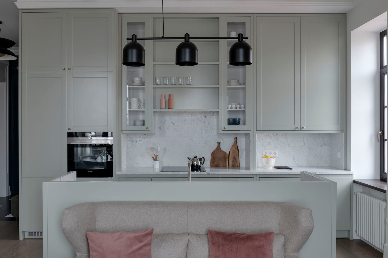 Вид на кухню со стороны гостиной