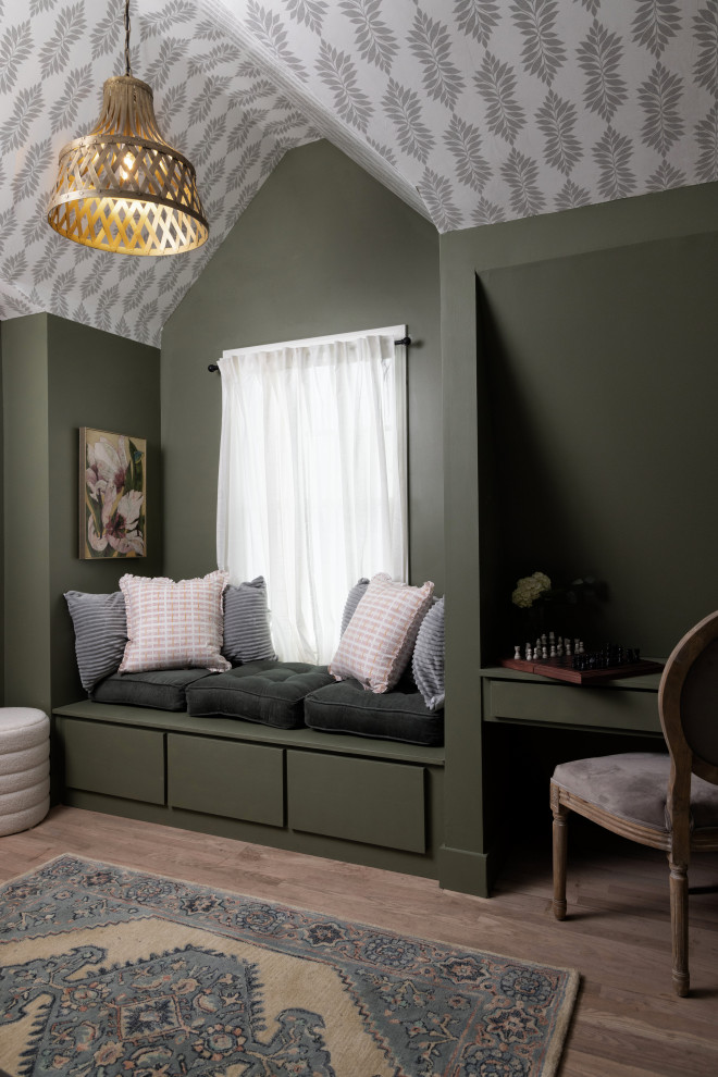 Idées déco pour une chambre d'enfant classique de taille moyenne avec un mur vert, parquet clair, un sol marron et un plafond en papier peint.