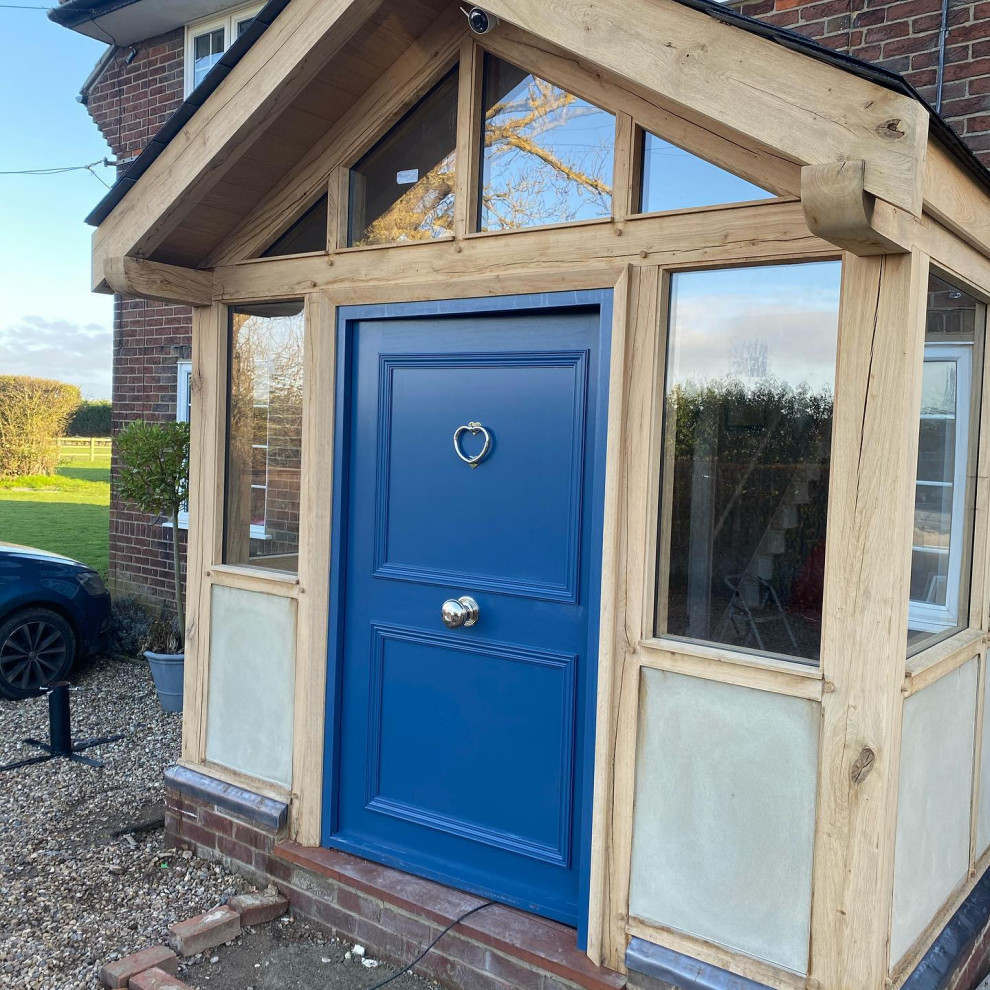 Große Klassische Haustür mit Einzeltür und blauer Haustür in Essex