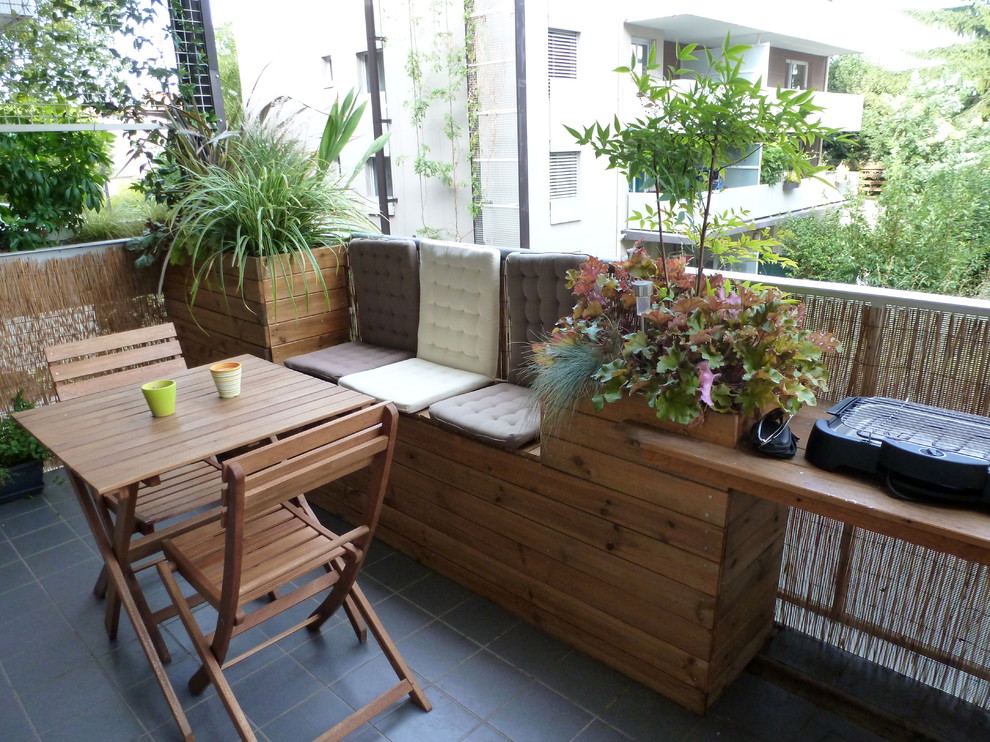 Cette image montre un petit balcon rustique d'appartement.