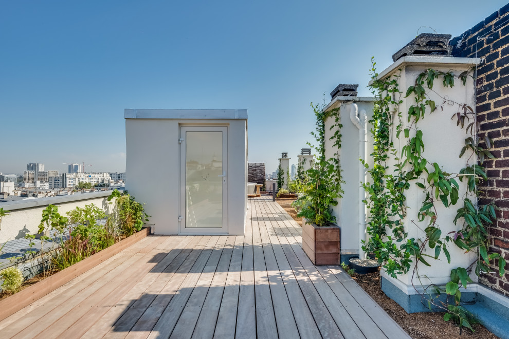 Design ideas for a mid-sized contemporary rooftop and rooftop deck in Paris with wood railing.