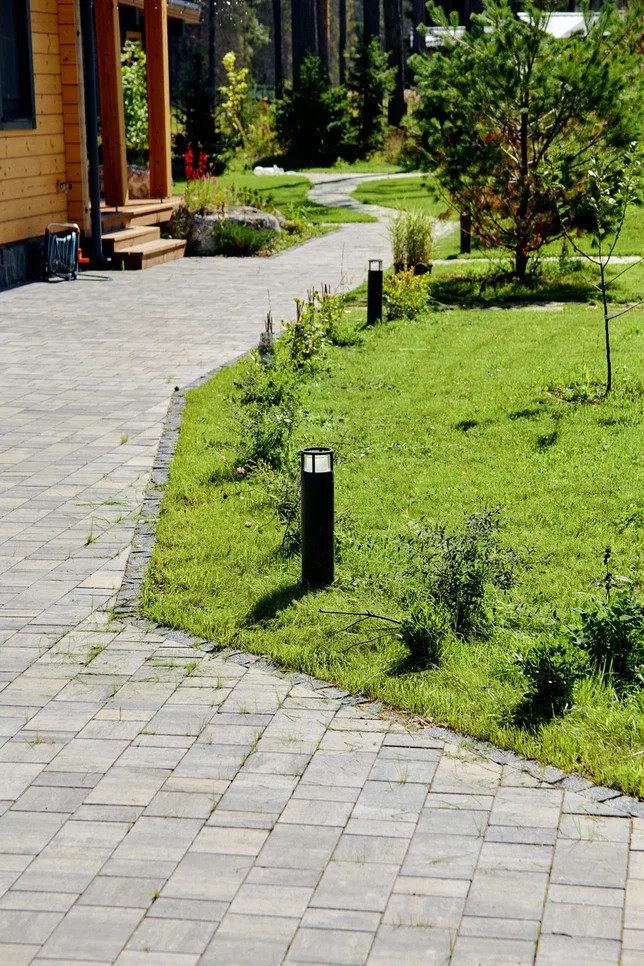 Рощинский сад с камнем в терассе