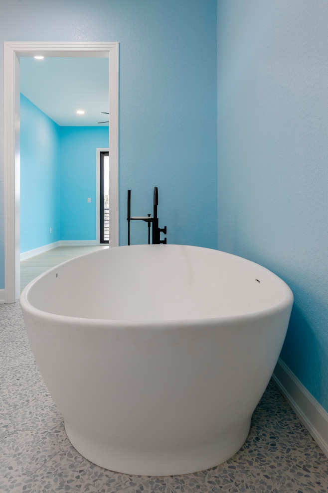 Exempel på ett mycket stort modernt badrum, med ett hörnbadkar, en hörndusch, en toalettstol med hel cisternkåpa, flerfärgad kakel, blå väggar, betonggolv, ett nedsänkt handfat, grått golv och med dusch som är öppen