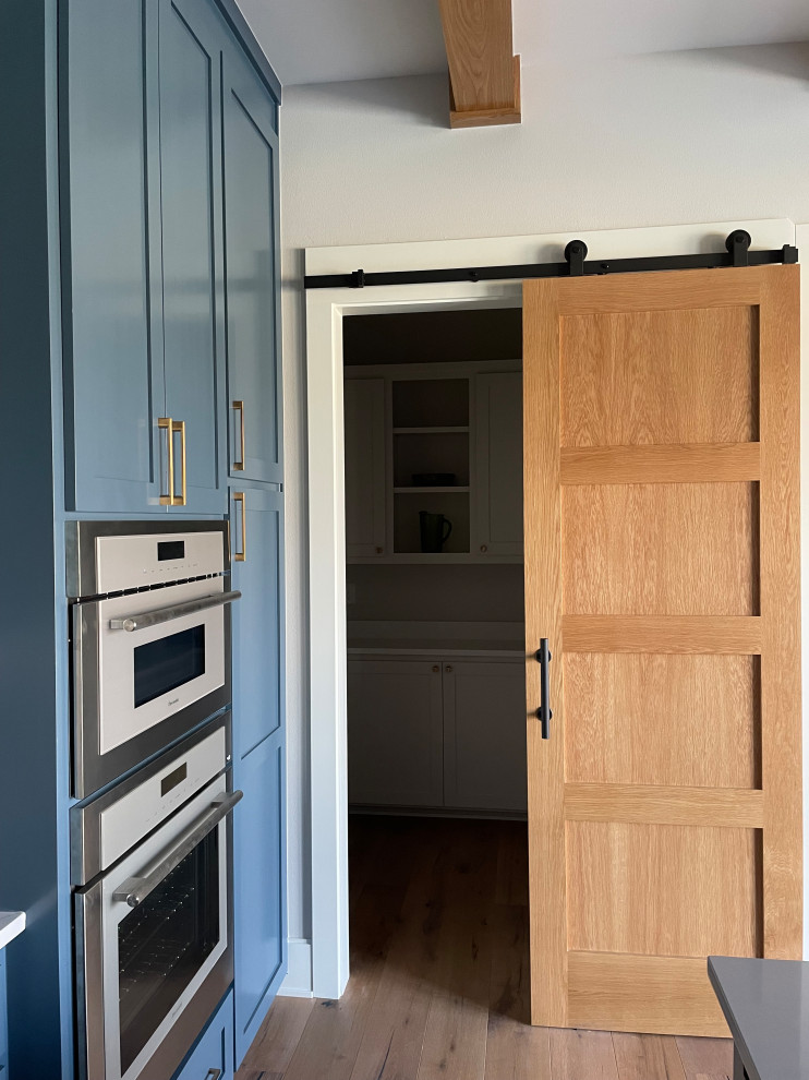 Kitchen - transitional kitchen idea in Phoenix