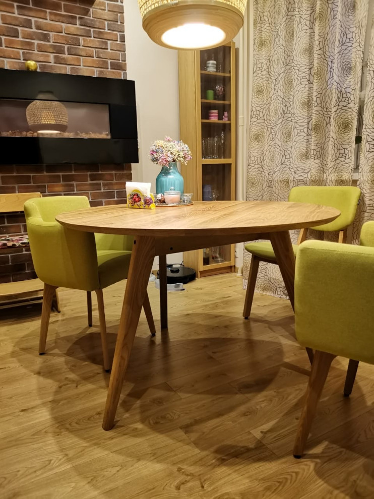 Круглый обеденный стол в скандинавском стиле