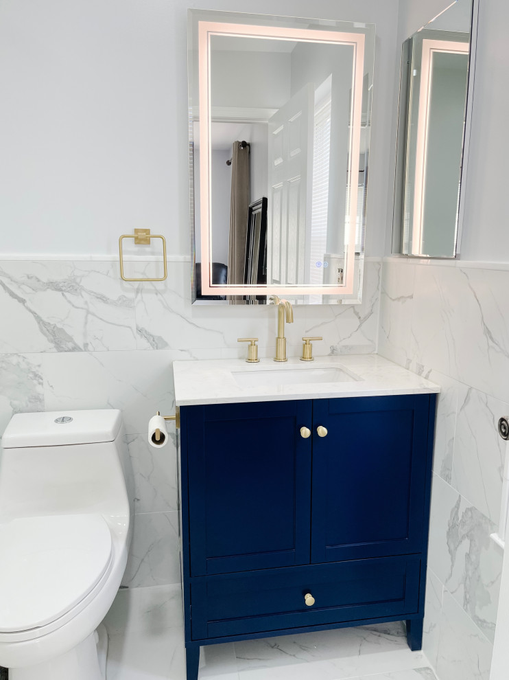 Пример оригинального дизайна: главная ванная комната среднего размера в стиле модернизм с фасадами с утопленной филенкой, синими фасадами, открытым душем, раздельным унитазом, серой плиткой, керамической плиткой, серыми стенами, полом из керамогранита, столешницей из кварцита, серым полом, душем с раздвижными дверями, белой столешницей, тумбой под одну раковину и напольной тумбой