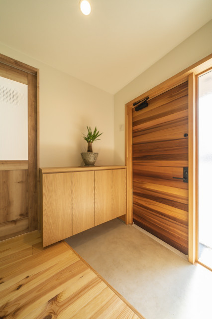 山の麓のだんだん屋根の家 moderne-entree
