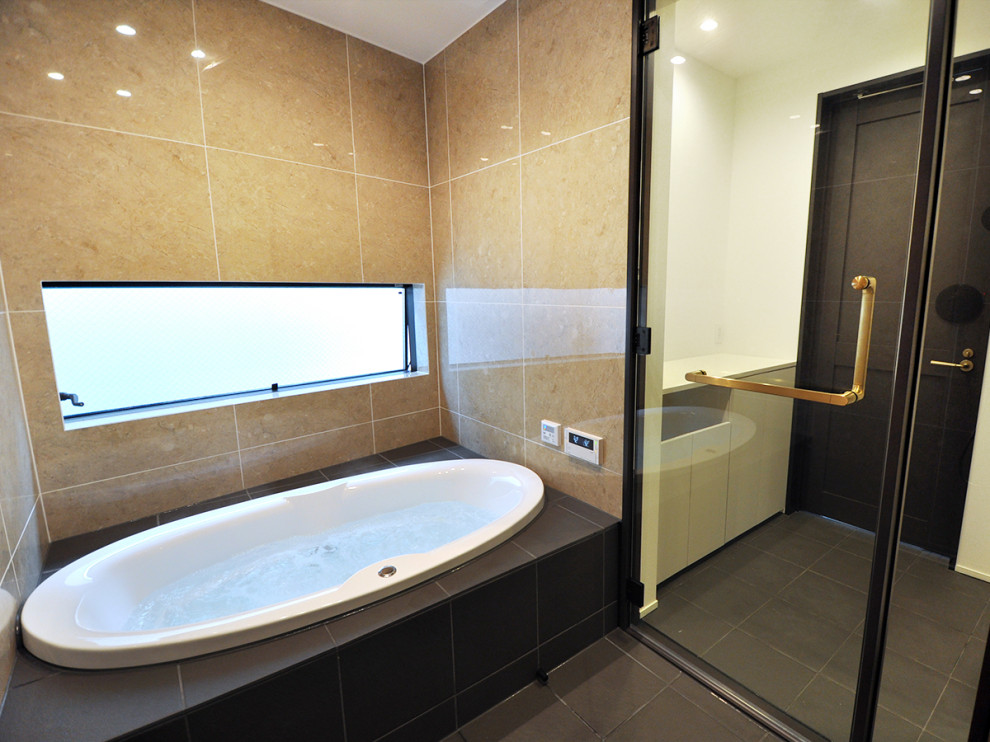 Пример оригинального дизайна: маленькая главная ванная комната в стиле модернизм с ванной в нише, душевой комнатой, бежевой плиткой, керамогранитной плиткой и душем с распашными дверями для на участке и в саду