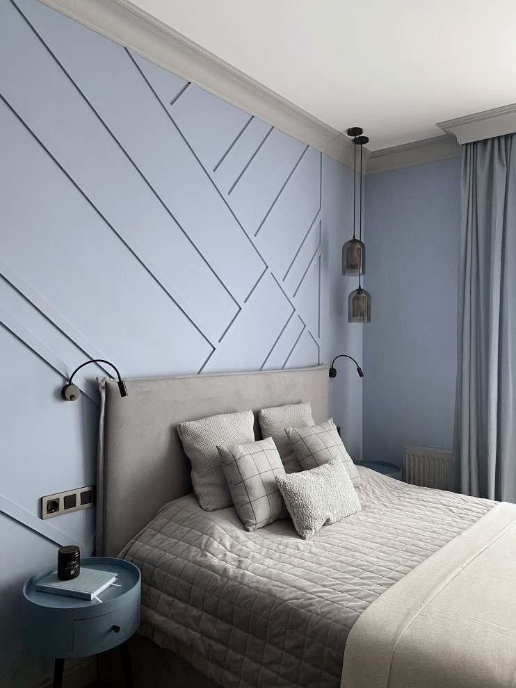 Пример оригинального дизайна: хозяйская спальня среднего размера в стиле неоклассика (современная классика) с синими стенами, паркетным полом среднего тона, коричневым полом, панелями на части стены и рабочим местом без камина