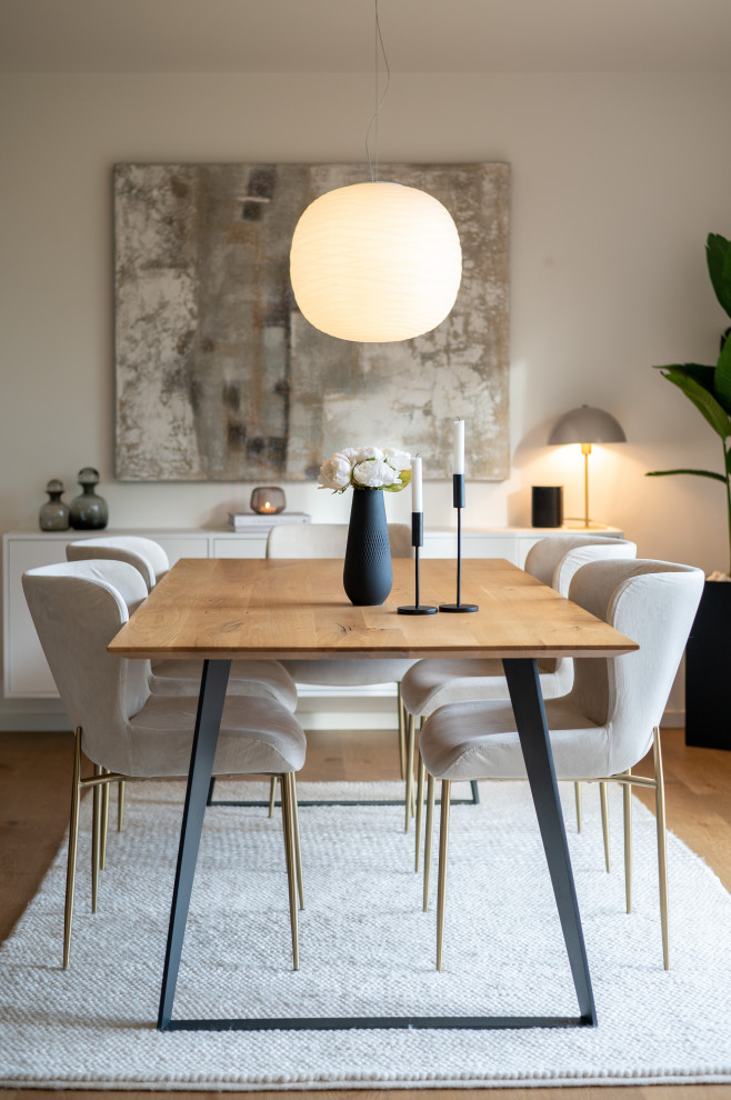 Idee per una sala da pranzo aperta verso il soggiorno design di medie dimensioni con pavimento in vinile e pavimento marrone