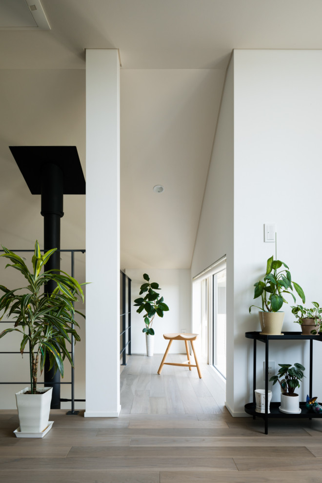 Idée de décoration pour une véranda minimaliste avec parquet clair, un plafond standard et un sol gris.