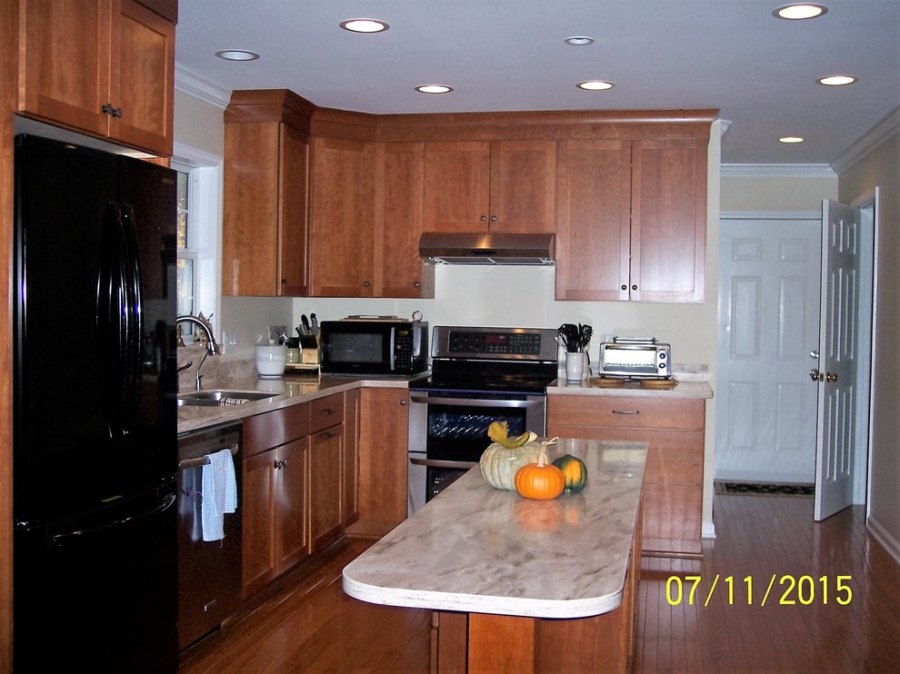 Example of a mid-sized transitional home design design
