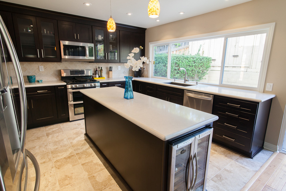 Kitchen - transitional kitchen idea in Los Angeles