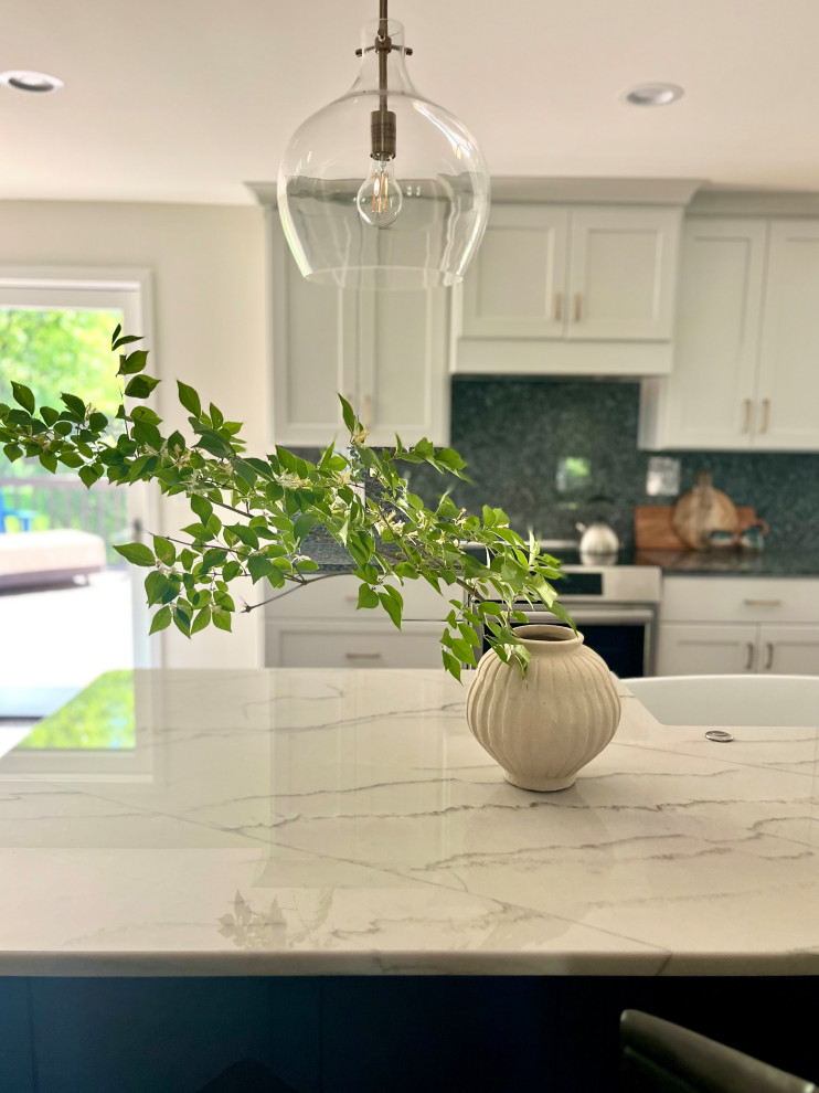 Transitional kitchen photo in Cincinnati