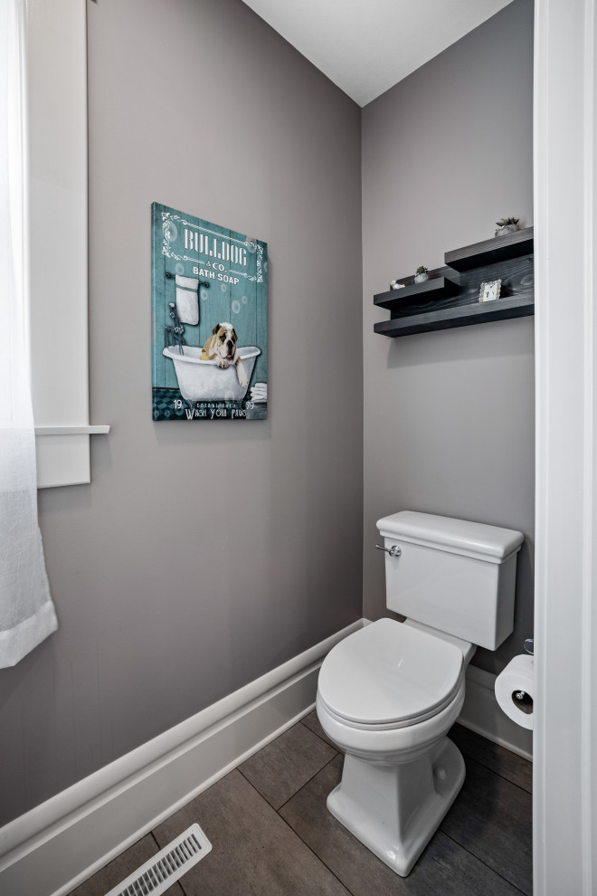 Immagine di un piccolo bagno di servizio classico con WC a due pezzi, pareti beige, pavimento in gres porcellanato, lavabo a colonna e pavimento grigio
