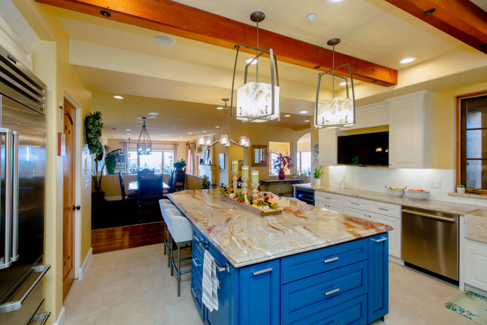 Bild på ett avskilt, stort eklektiskt flerfärgad flerfärgat u-kök, med en rustik diskho, luckor med upphöjd panel, blå skåp, granitbänkskiva, beige stänkskydd, stänkskydd i marmor, färgglada vitvaror, klinkergolv i porslin, en köksö och beiget golv