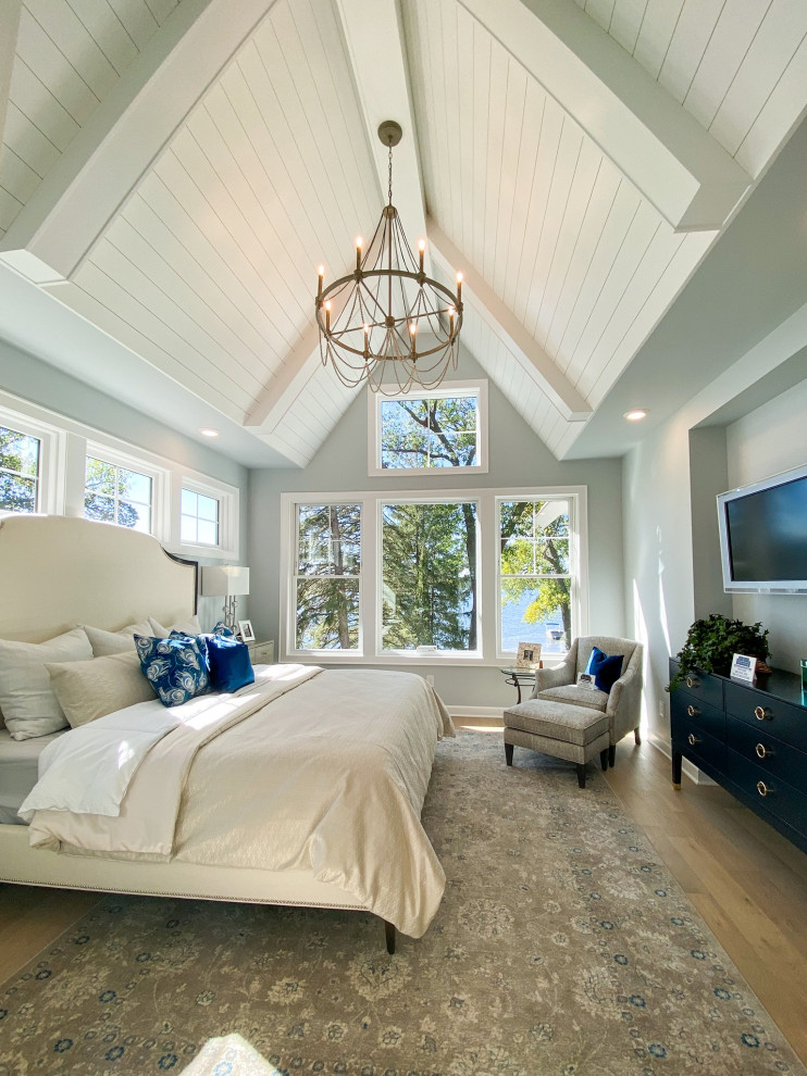 На фото: большая хозяйская спальня в классическом стиле с серыми стенами, паркетным полом среднего тона и сводчатым потолком