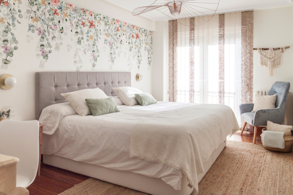Inspiration pour une chambre parentale bohème avec un mur beige, parquet foncé et du papier peint.