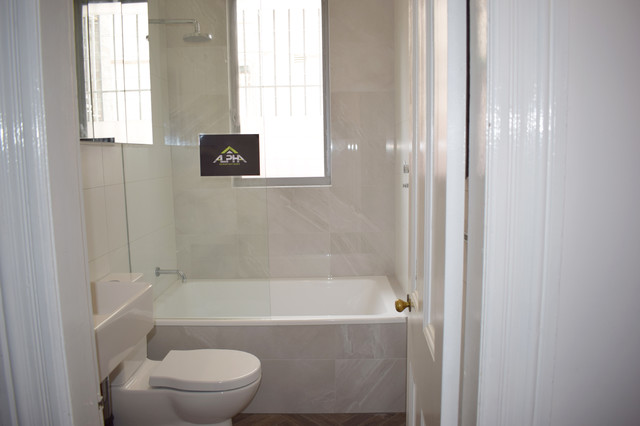 Enmore - Bathroom moderne-badevaerelse