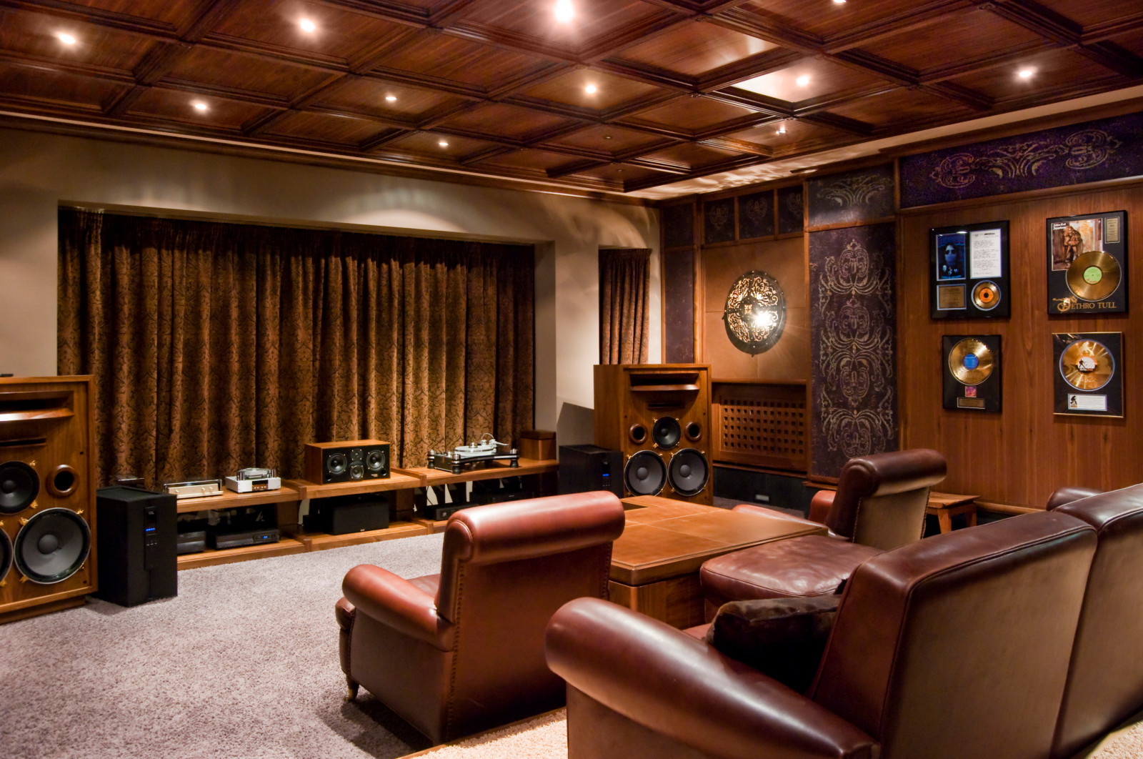 Кинотеатр в частном доме в соавторстве с Анастасией Гавриловой