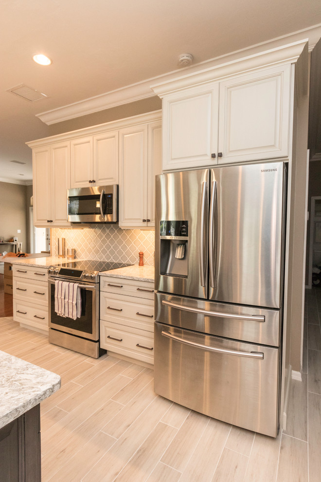 Transitional kitchen photo in Miami