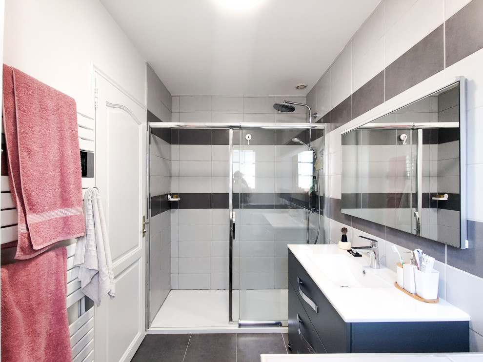 Exempel på ett litet klassiskt vit vitt badrum med dusch, med en toalettstol med hel cisternkåpa, grå kakel, keramikplattor, vita väggar, klinkergolv i keramik, ett konsol handfat, grått golv och dusch med skjutdörr