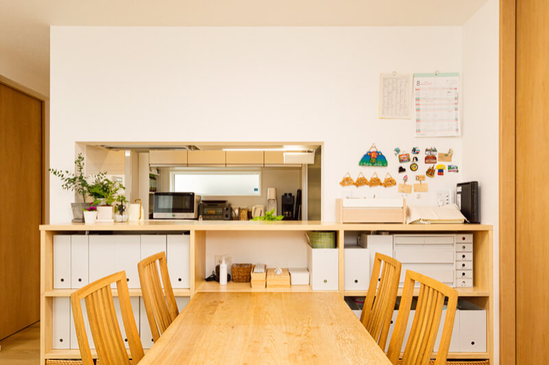 Bild på en mellanstor funkis matplats med öppen planlösning, med vita väggar, ljust trägolv och beiget golv