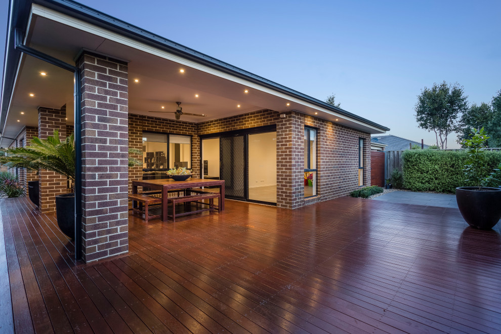 Inspiration for a mid-sized contemporary backyard deck in Melbourne with a roof extension.