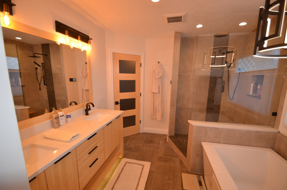 Inredning av ett modernt mellanstort vit vitt en-suite badrum, med släta luckor, skåp i ljust trä, ett fristående badkar, en öppen dusch, en toalettstol med hel cisternkåpa, flerfärgad kakel, porslinskakel, vita väggar, klinkergolv i porslin, ett undermonterad handfat, marmorbänkskiva, flerfärgat golv och med dusch som är öppen