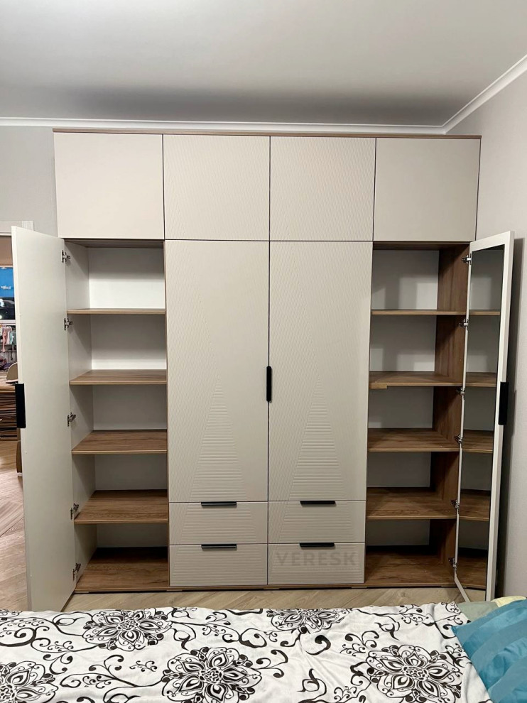 Распашные шкафы