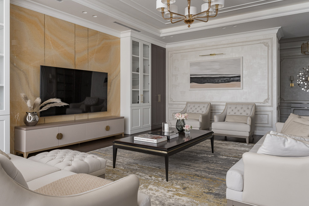 Ispirazione per un ampio soggiorno classico con pareti beige, parquet scuro, TV a parete, pavimento marrone e soffitto ribassato
