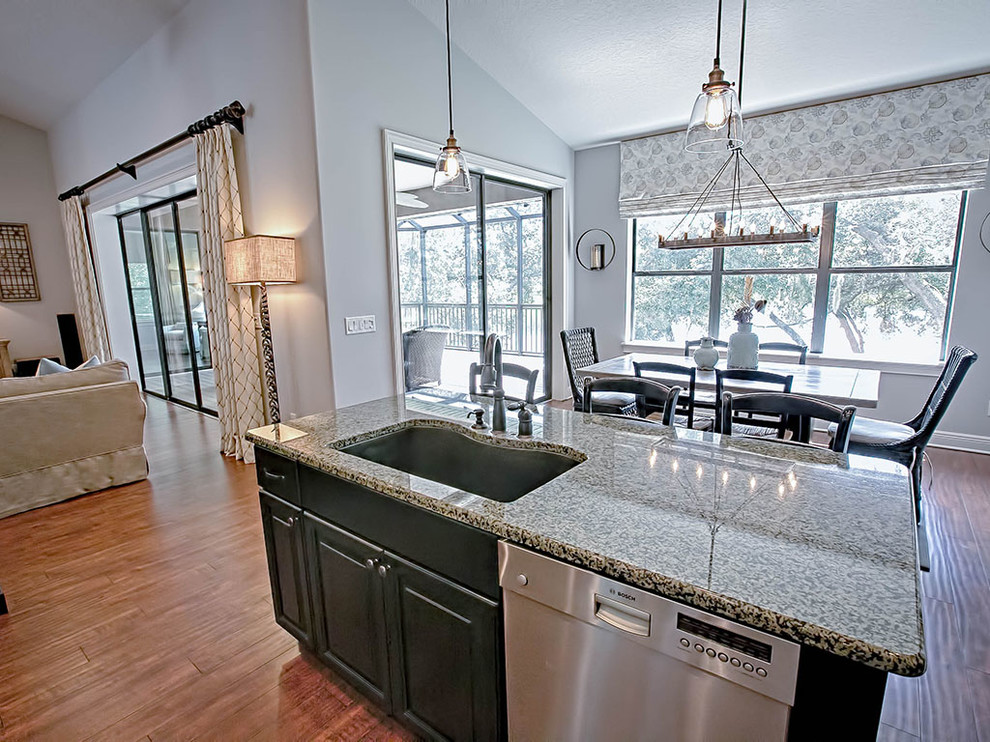 Kitchen - transitional kitchen idea in Orlando