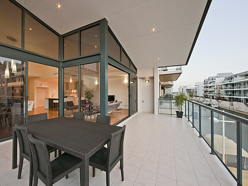 Canalside Residence in Mandurah Contemporary Balcony Perth by