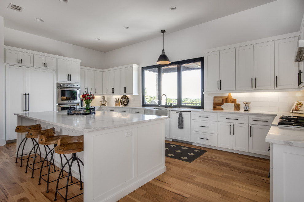 Inspiration for a transitional kitchen remodel in Austin