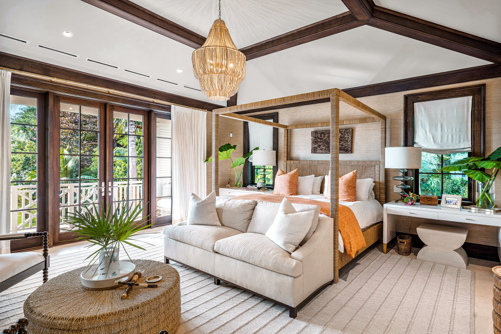 Geräumiges Gästezimmer mit beiger Wandfarbe, Kalkstein, beigem Boden, freigelegten Dachbalken und Tapetenwänden in Miami