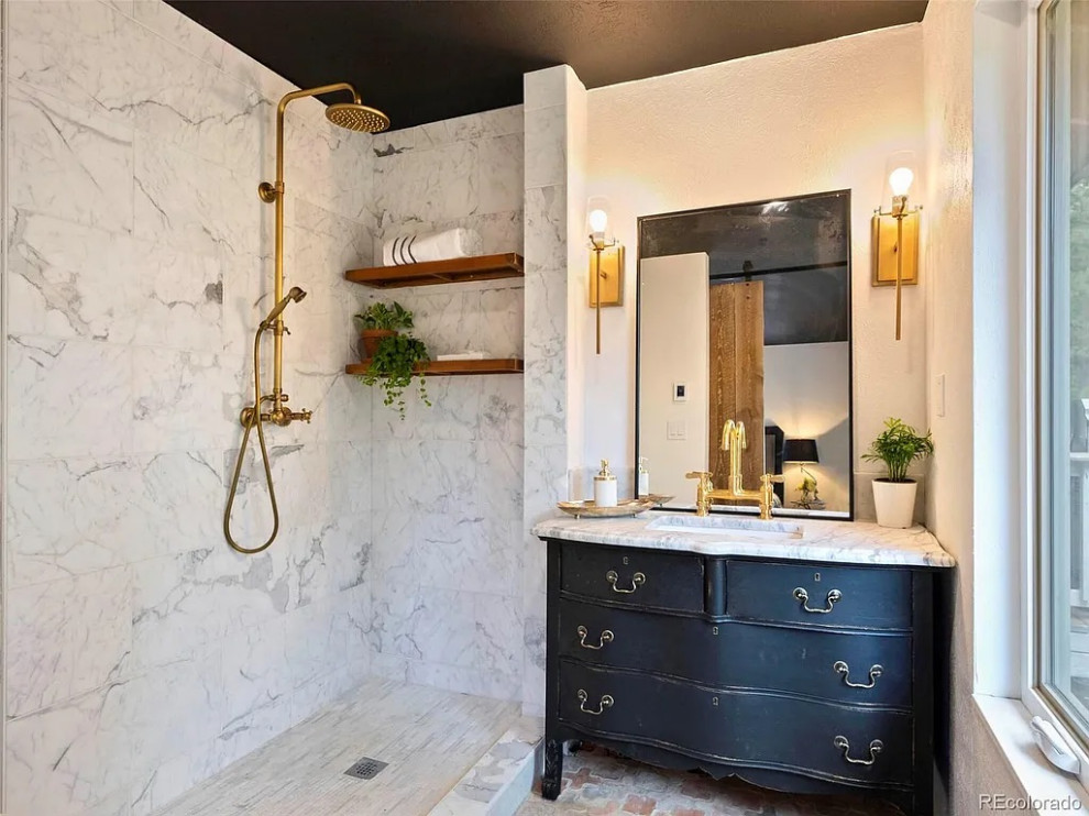 Пример оригинального дизайна: главная ванная комната среднего размера в стиле неоклассика (современная классика) с плоскими фасадами, черными фасадами, угловым душем, белой плиткой, мраморной плиткой, белыми стенами, кирпичным полом, врезной раковиной, мраморной столешницей, оранжевым полом, открытым душем, белой столешницей, тумбой под одну раковину и напольной тумбой