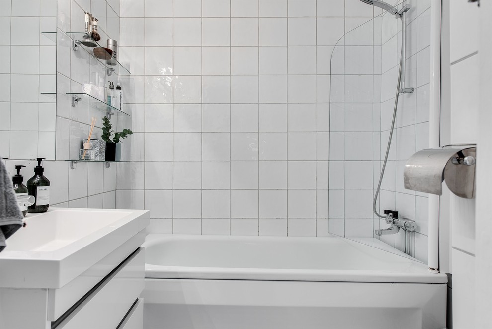 Design ideas for a scandinavian bathroom in Gothenburg.