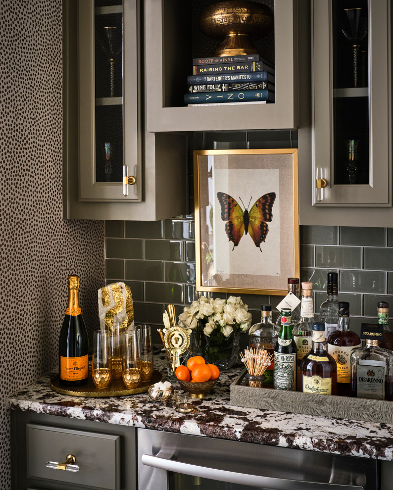 Foto di un piccolo angolo bar con lavandino tradizionale con ante di vetro, ante grigie, top in granito, paraspruzzi grigio, paraspruzzi con piastrelle di vetro e top multicolore
