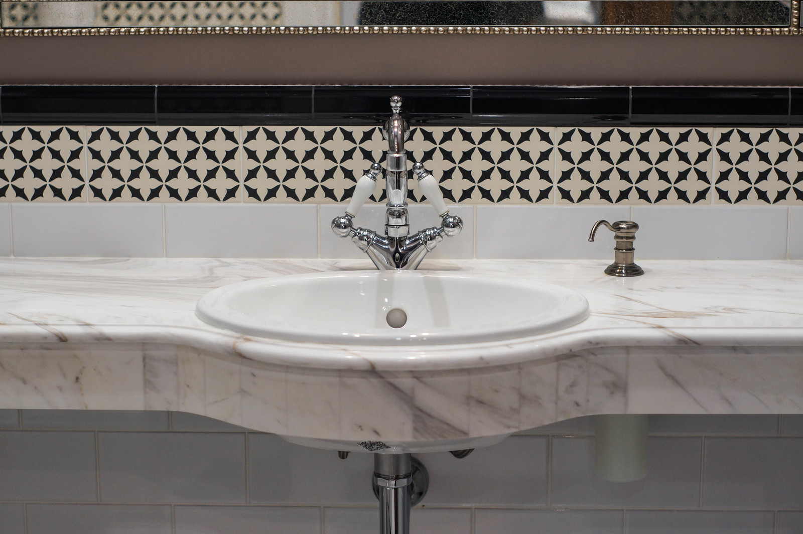 Общественный санузел в офисном здании.