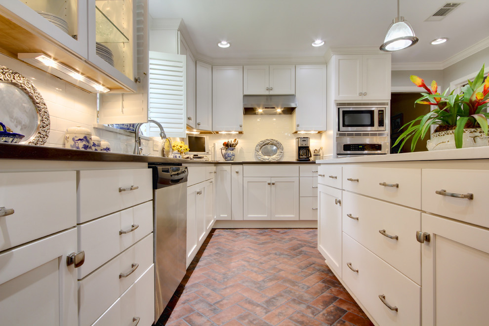 Kitchen - transitional kitchen idea in Miami