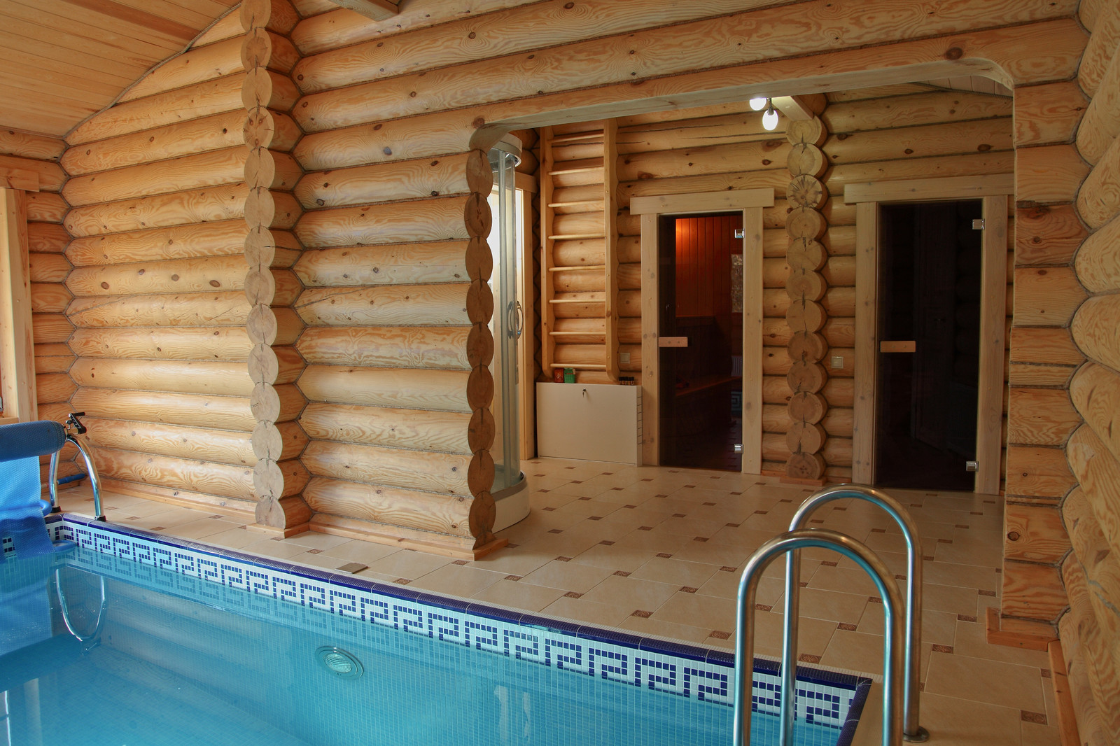 Деревянная баня с бассейном