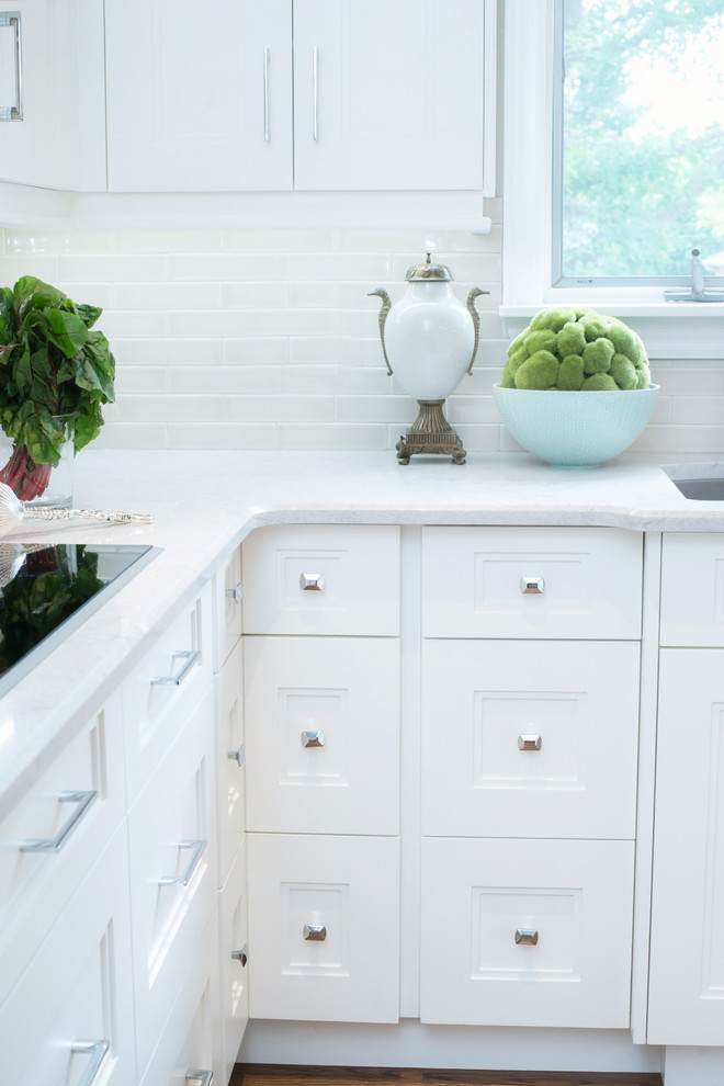 Eat-in kitchen - mid-sized transitional u-shaped eat-in kitchen idea in Toronto with shaker cabinets, white cabinets, white backsplash, an island, an undermount sink, quartz countertops and stainless steel appliances
