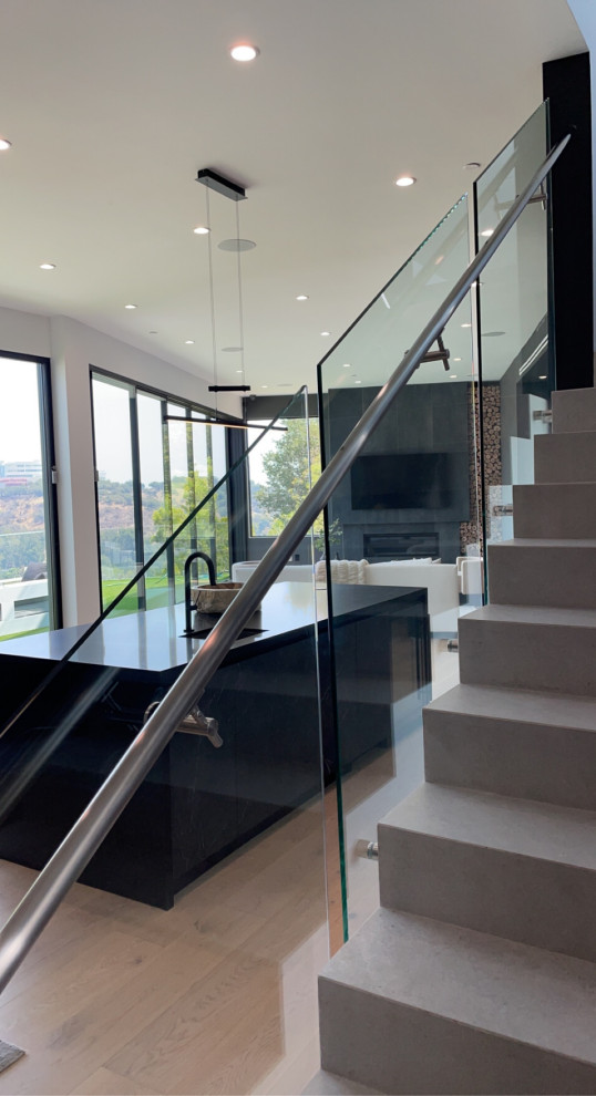 Источник вдохновения для домашнего уюта: лестница в стиле модернизм с стеклянными подступенками и стеклянными перилами