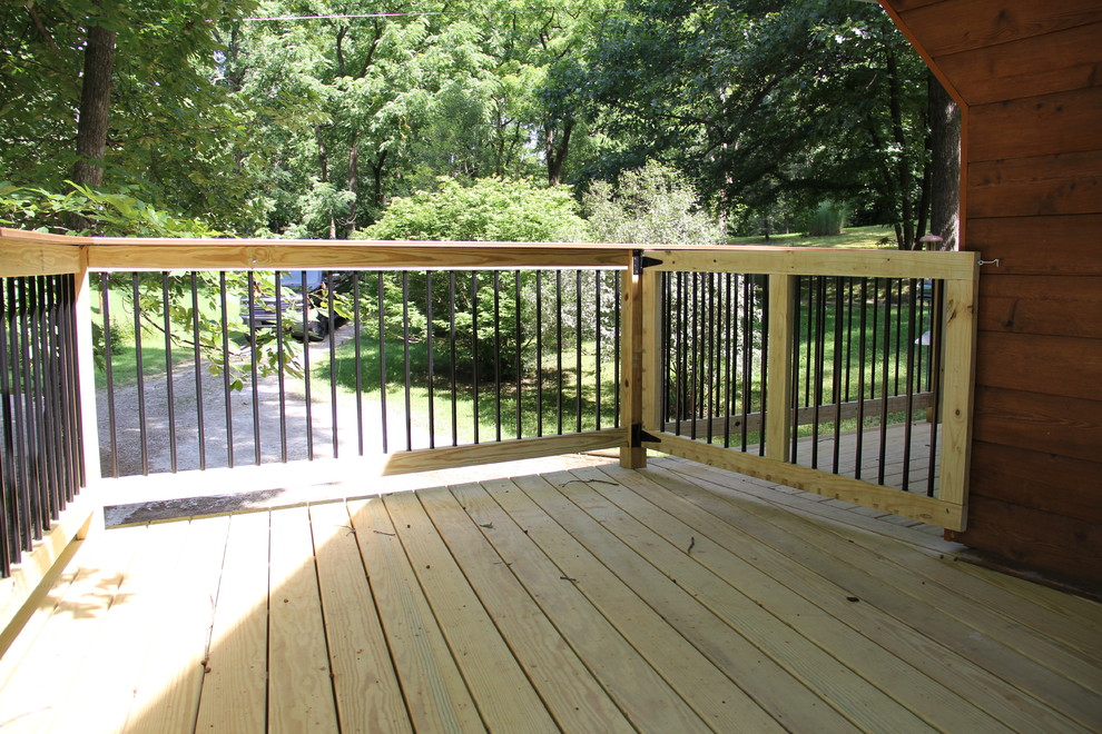 Mountain style deck photo in Columbus