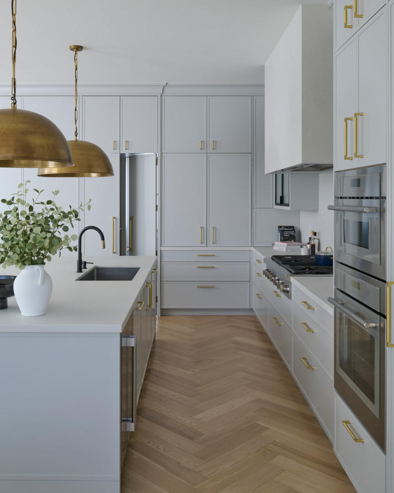 Kitchen - transitional kitchen idea in Toronto