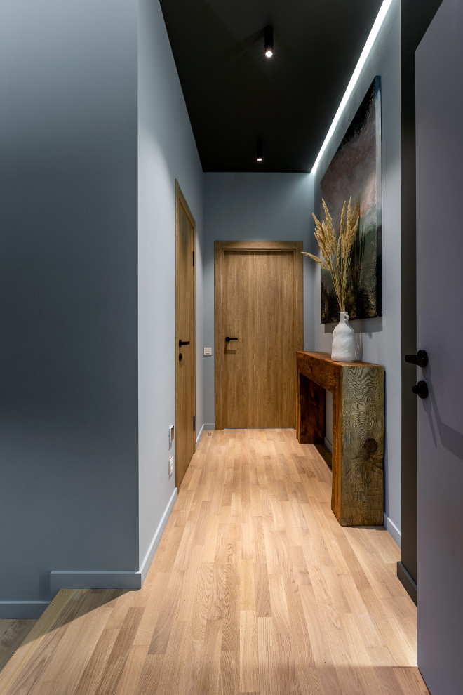 Свежая идея для дизайна: коридор в скандинавском стиле - отличное фото интерьера