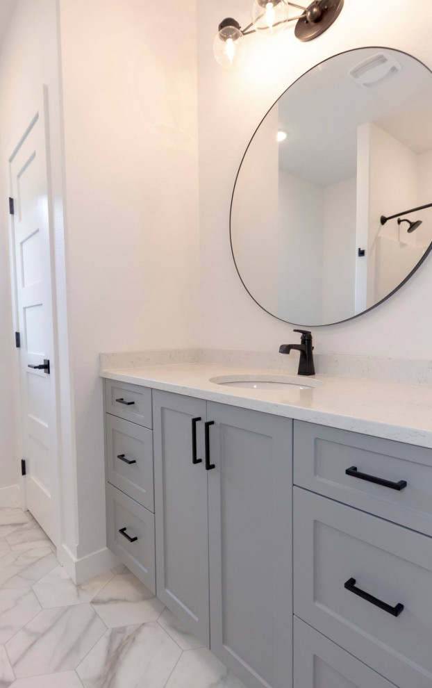 Bathroom - transitional bathroom idea