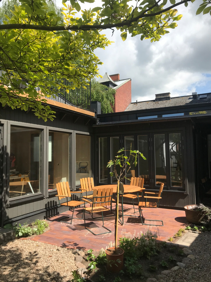 Inspiration för en liten vintage bakgård i delvis sol, med marksten i tegel